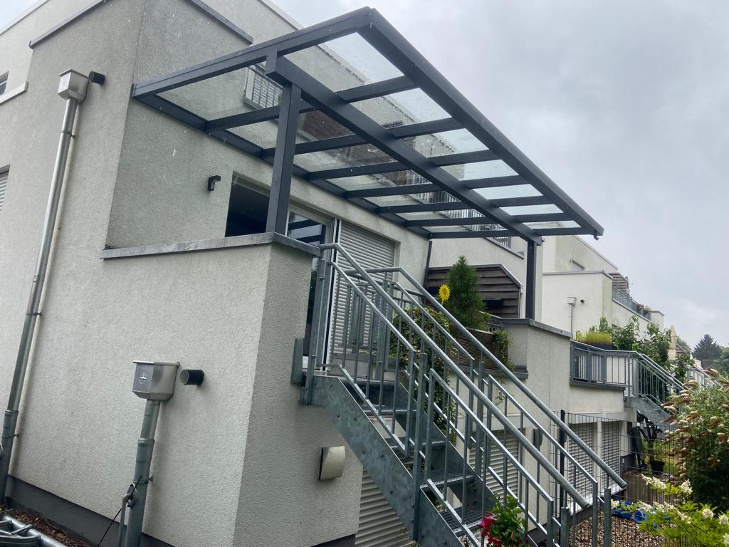 Wunderschöne Konstruktion aus Aluminium mit Glaseindeckung