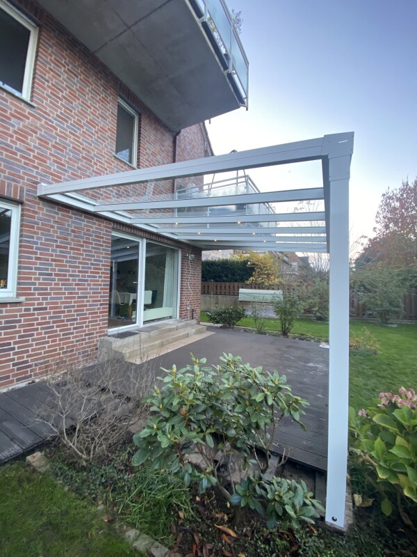 Formschöne Überdachung auf zwei Pfosten