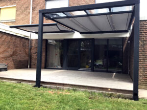 Unterdachmarkise neben Gelenkmarkise