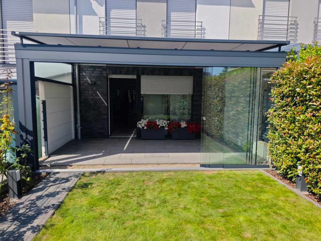 Das Tor zum Garten - ein wunderschönes Terrassendach erfreut die Besitzer