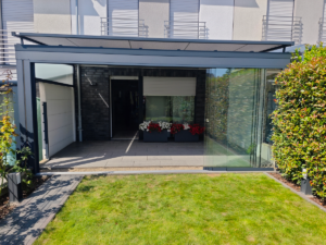 Das Tor zum Garten - ein wunderschönes Terrassendach erfreut die Besitzer