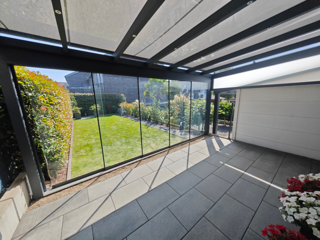 Die große Aufdachmarkise schützt im richtigen Moment vor Sonneneinstrahlung