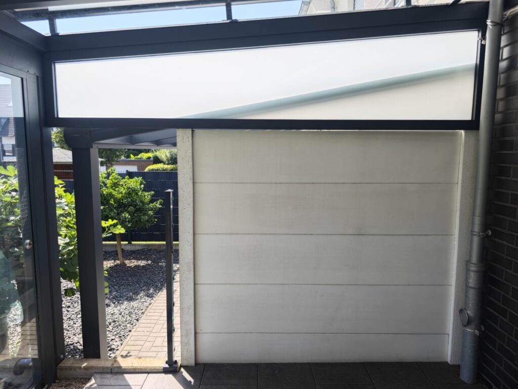 Ein Festglaselement schließt den Blick zum Nachbarn