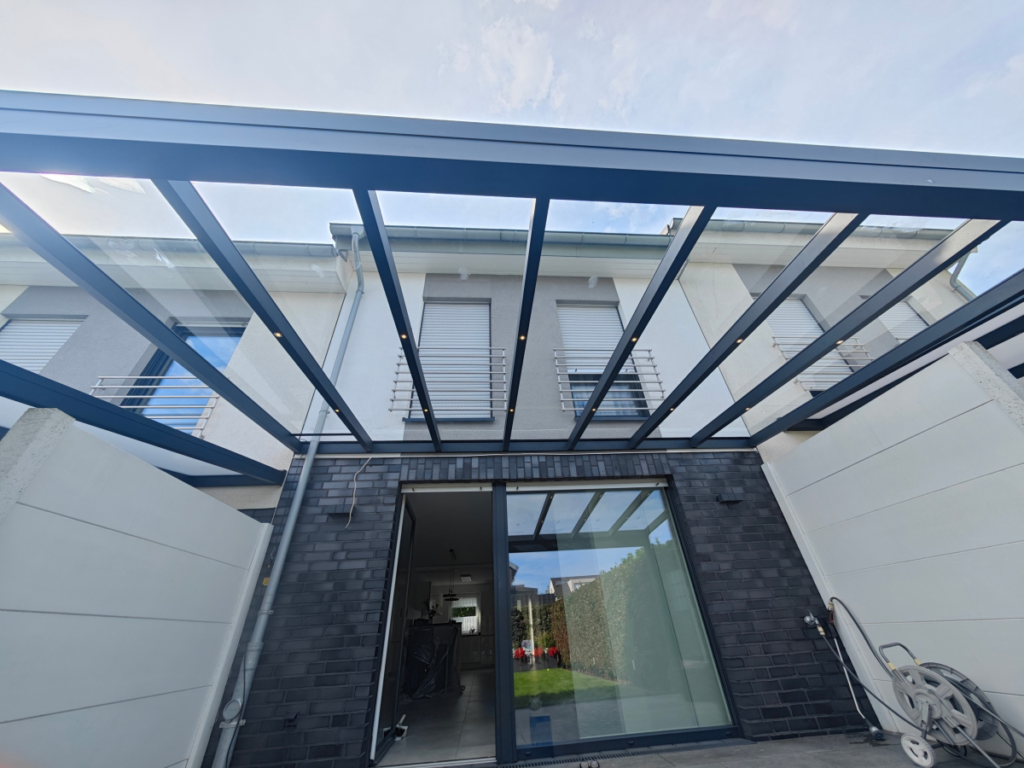 Nach der ersten Bauphase - das Dach samt Glaseindeckung steht